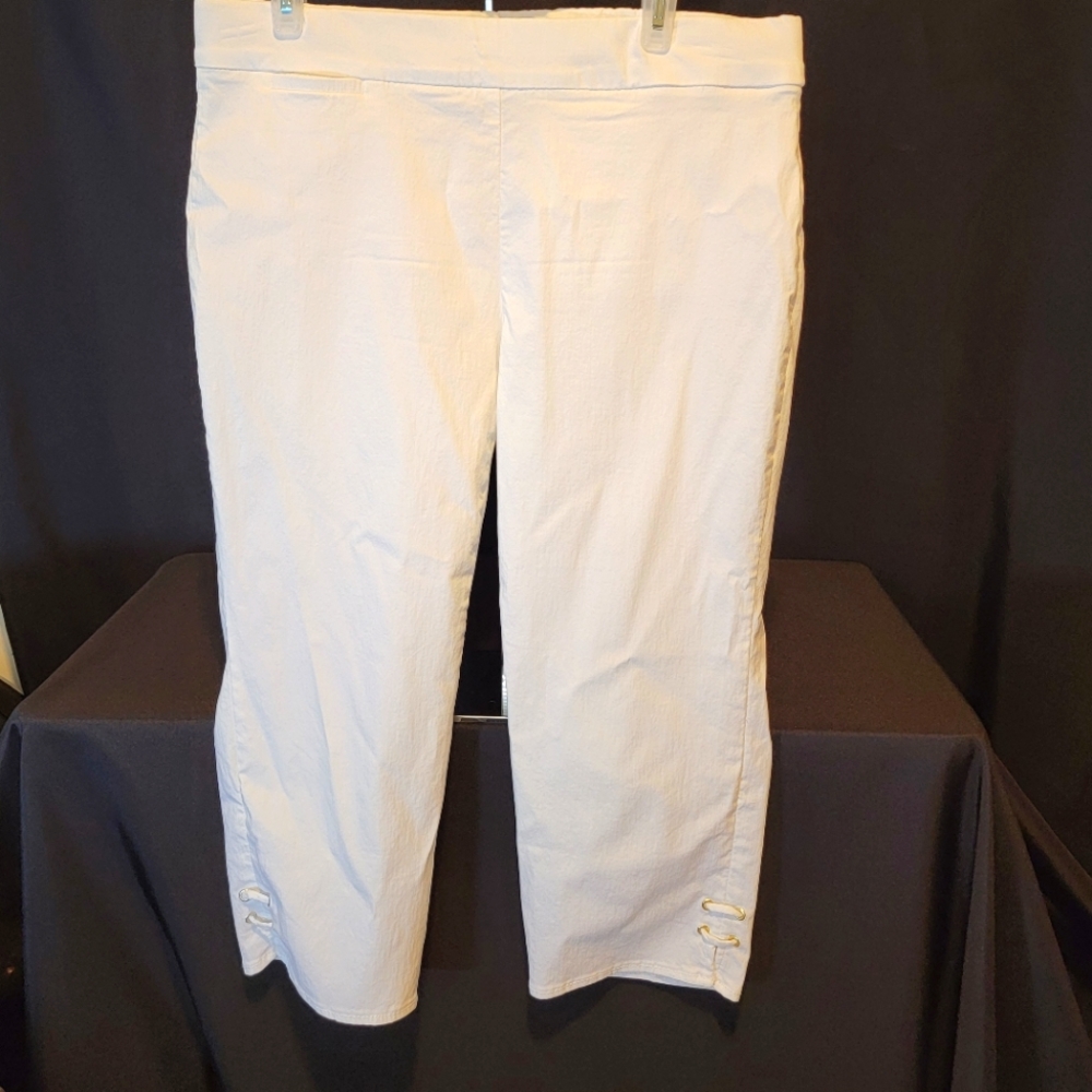 Liz Claiborne White capri pants